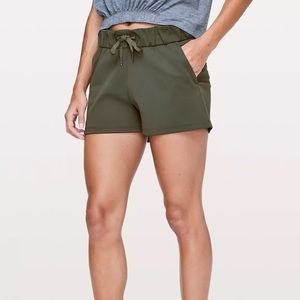 Lululemon On The Fly Mid-Rise Short 2.5” - Camo Green - Size 4